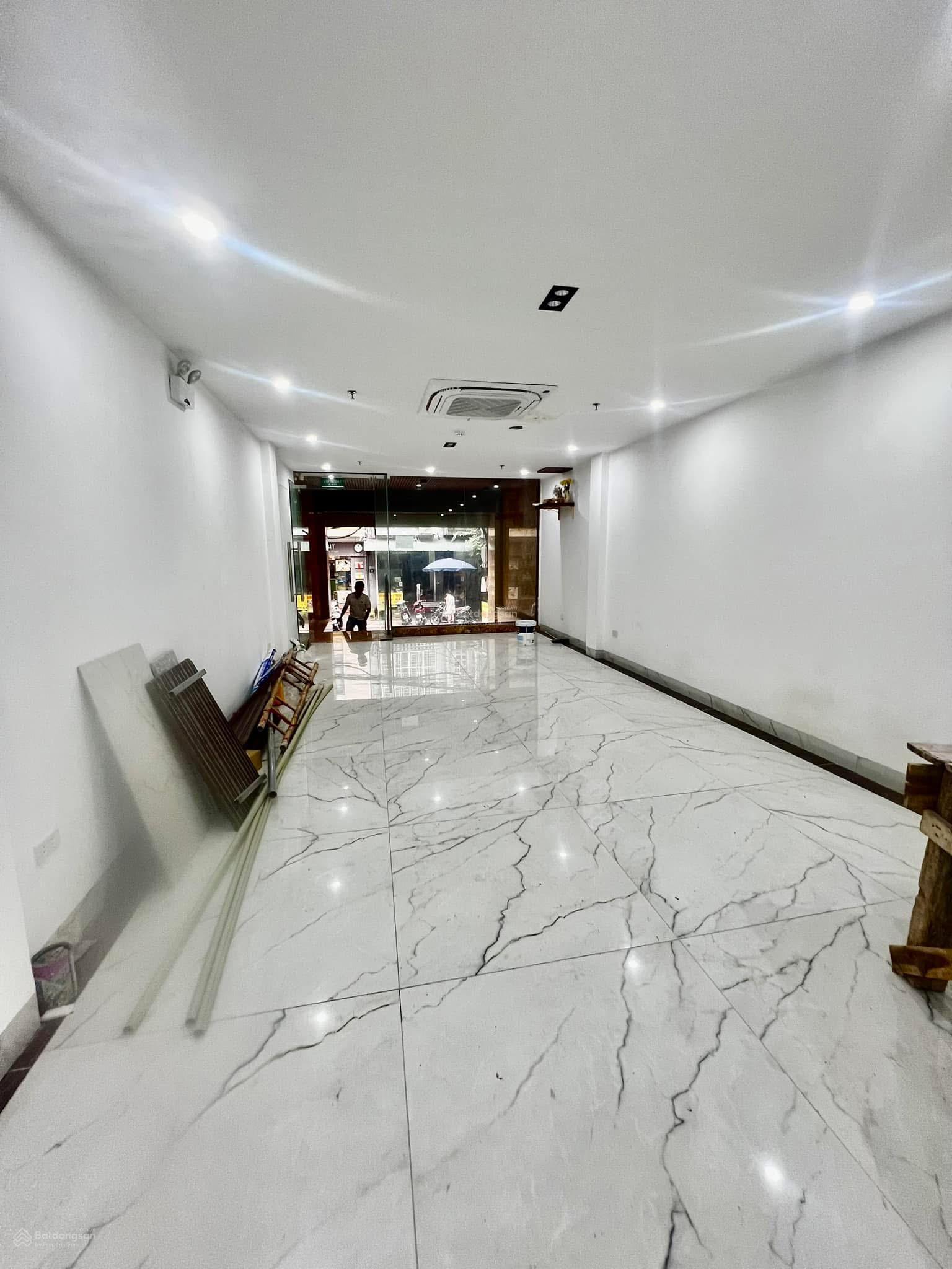 Toà văn phòng cạnh công viên, 100m2 8 tầng thang máy vỉa hè 3m, dòng tiền: 100tr/th, giá: 39.5 tỷ