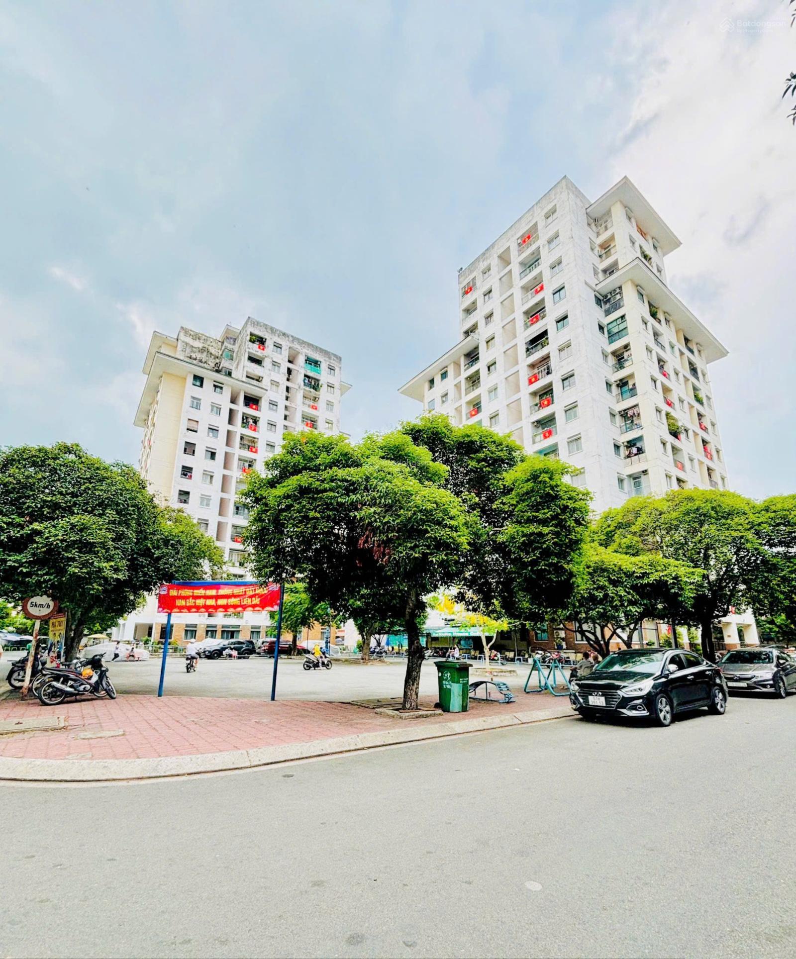 Bán chung cư 312 ngay vòng xoay Đầm Sen, sổ hồng sẵn, nhà tầng trung ban công thoáng mát, sạch sẽ