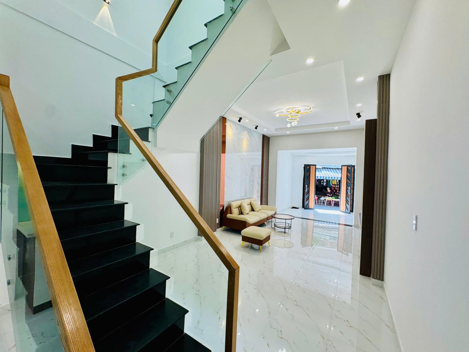 bán nhà vị trí kinh doanh ngay chợ Võ Thành Trang - đường Âu Cơ, Tân Bình _ DT 62 m2 nhà mới 3 tầng