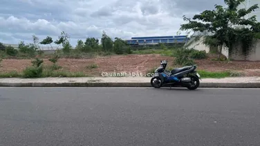 Bán nhanh lô đất SKK. Sổ Sẵn. Đóng thuế hàng năm thời hạn đến năm 2065. DT: Gần 30000m2