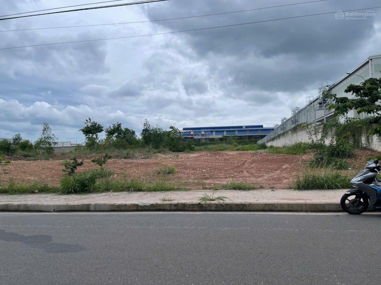 Bán nhanh lô đất SKK. Sổ Sẵn. Đóng thuế hàng năm thời hạn đến năm 2065. DT: Gần 30000m2