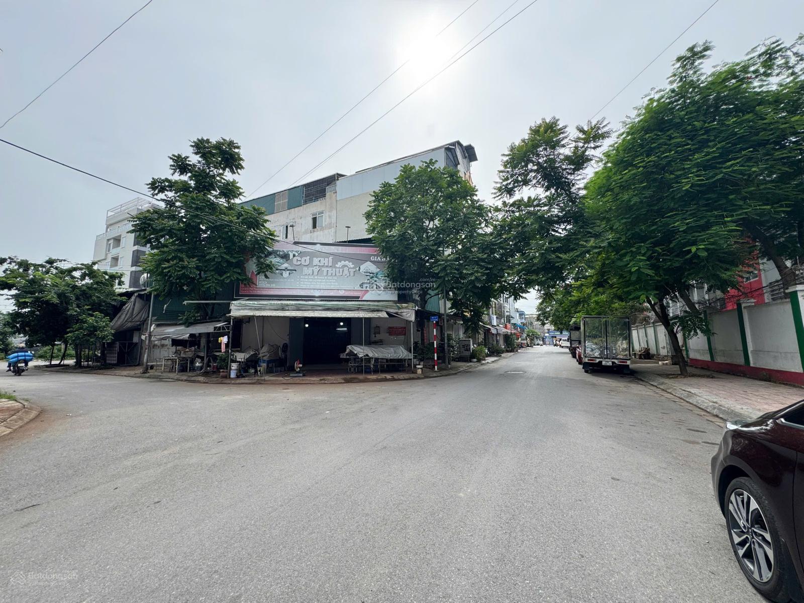 LÔ GÓC CỰC ĐẸP,TĐC GIANG BIÊN - VIỆT HƯNG - LB.
DT 90M2, MT ĐÁ BÓNG, GIÁ HẤP DẪN KÍNH MỜI QUÍ KHÁCH