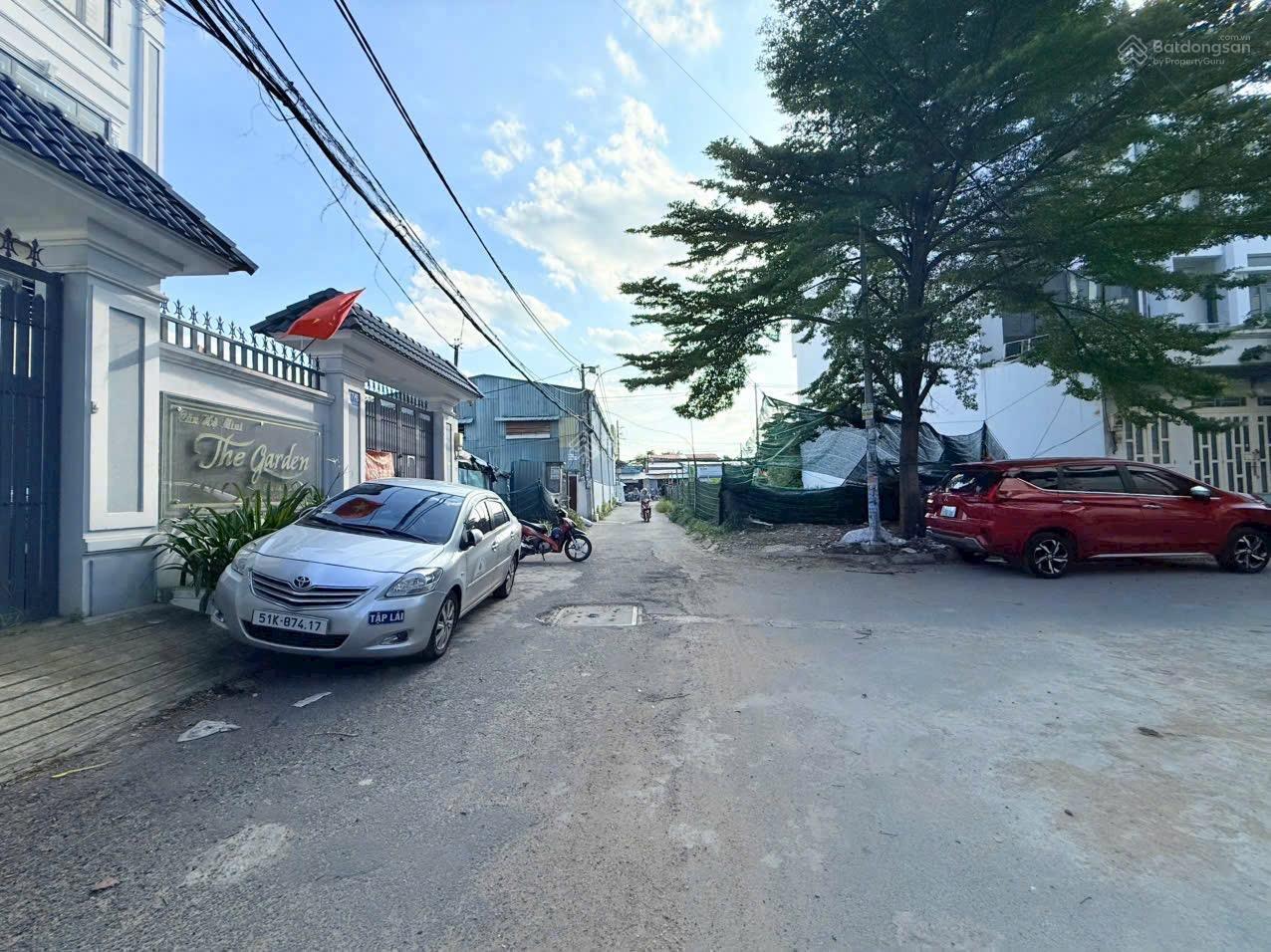 Bán Đất Góc 2 mặt tiền gần sát chợ vườn lài Diện tích: 127m2 (5,3 x 22), thổ cư 121,7m2 đường nhựa