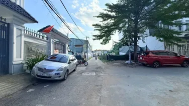 Bán Đất Góc 2 mặt tiền gần sát chợ vườn lài Diện tích: 127m2 (5,3 x 22), thổ cư 121,7m2 đường nhựa