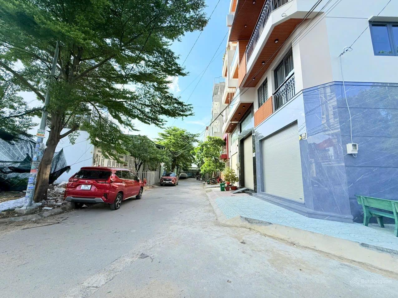 Bán Đất Góc 2 mặt tiền gần sát chợ vườn lài Diện tích: 127m2 (5,3 x 22), thổ cư 121,7m2 đường nhựa