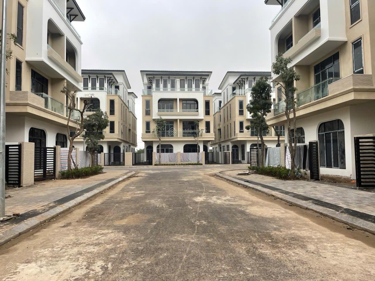 Hàng cực hot! Bán gấp lô biệt thự DT 160m2. MT 8m. Xây 4T. Nhà 2 mặt đường. LH 0986 459 ***