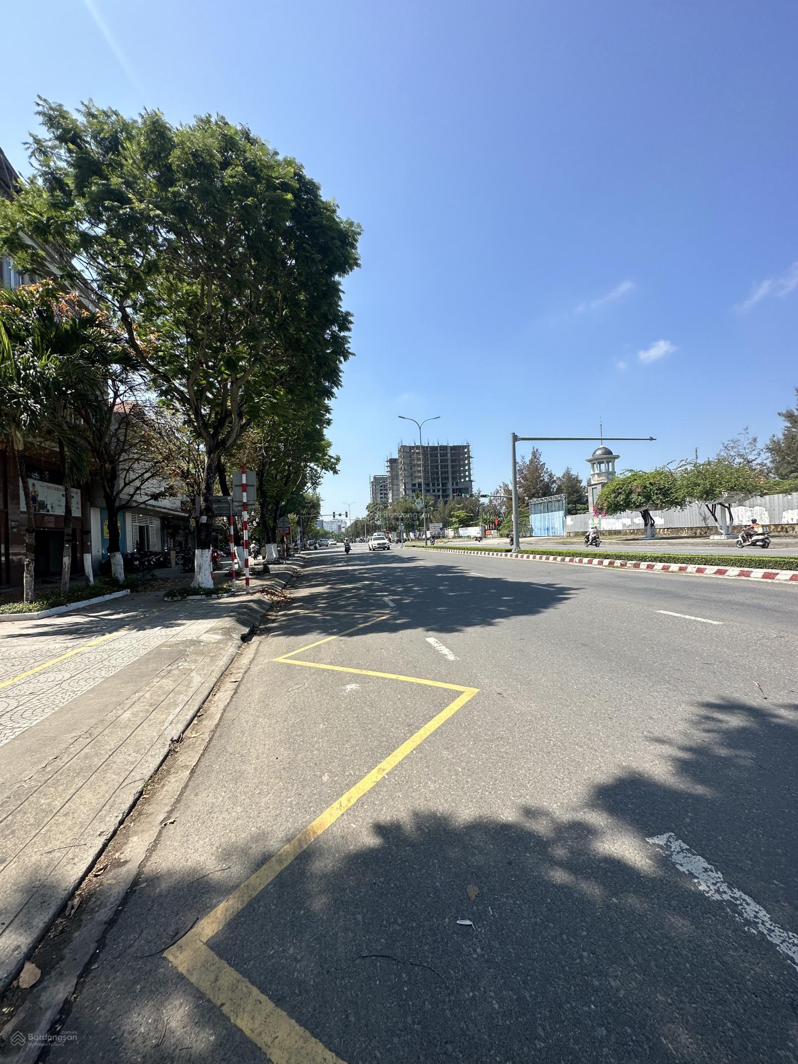 Cặp Nguyễn Tất Thành. Hải Châu . View dự án Đa Phước . Xây cao tầng . Dt 230m2 ngang 10m .