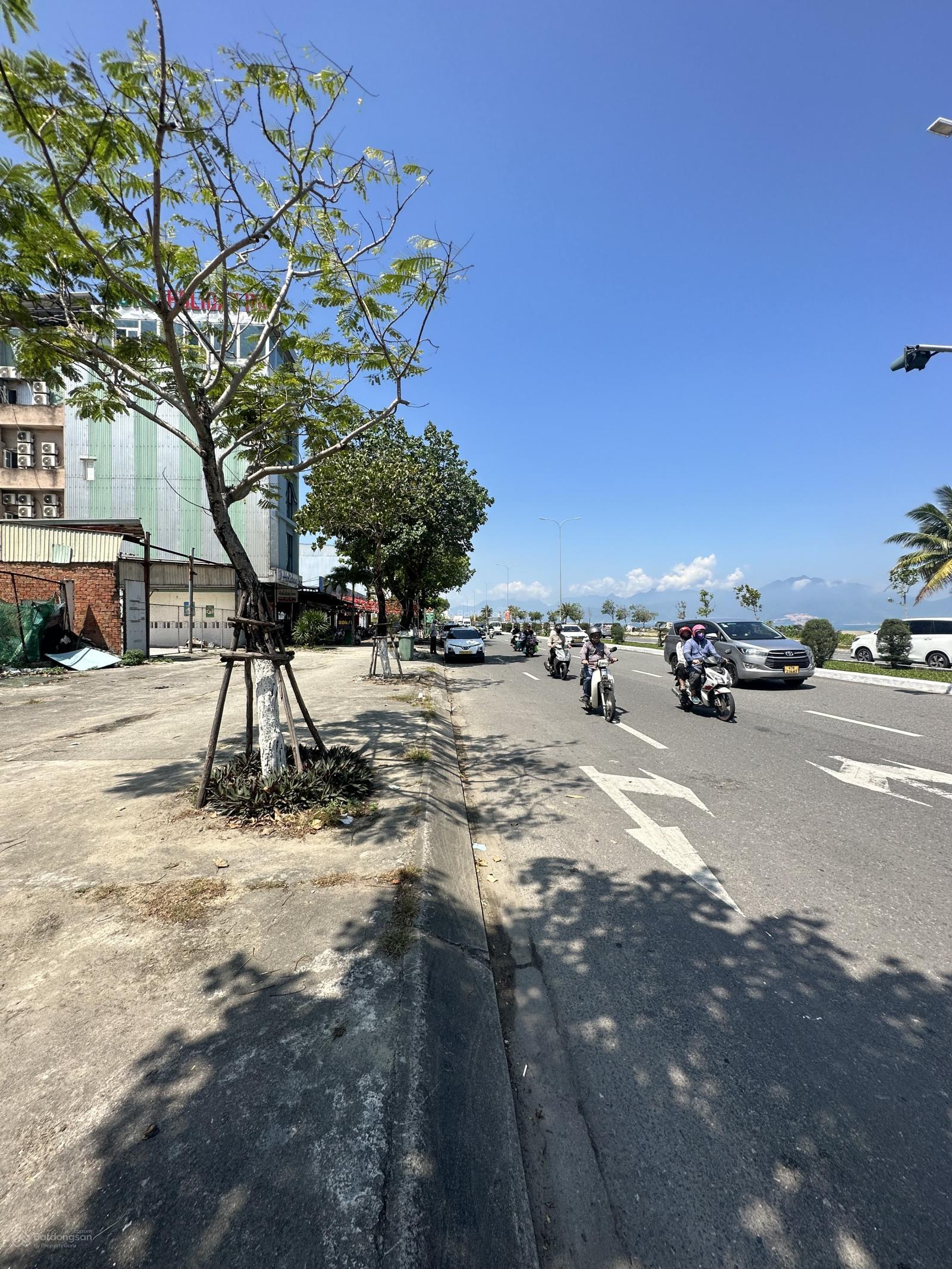 Cặp Nguyễn Tất Thành. Hải Châu . View dự án Đa Phước . Xây cao tầng . Dt 230m2 ngang 10m .