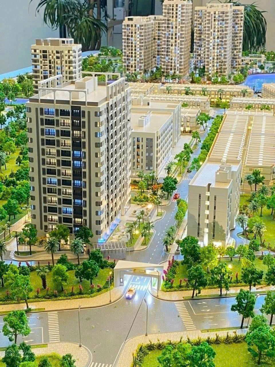 cần bán gấp nhà mặt tiền view sông cạnh cổng chính chung cư tiện kinh doanh