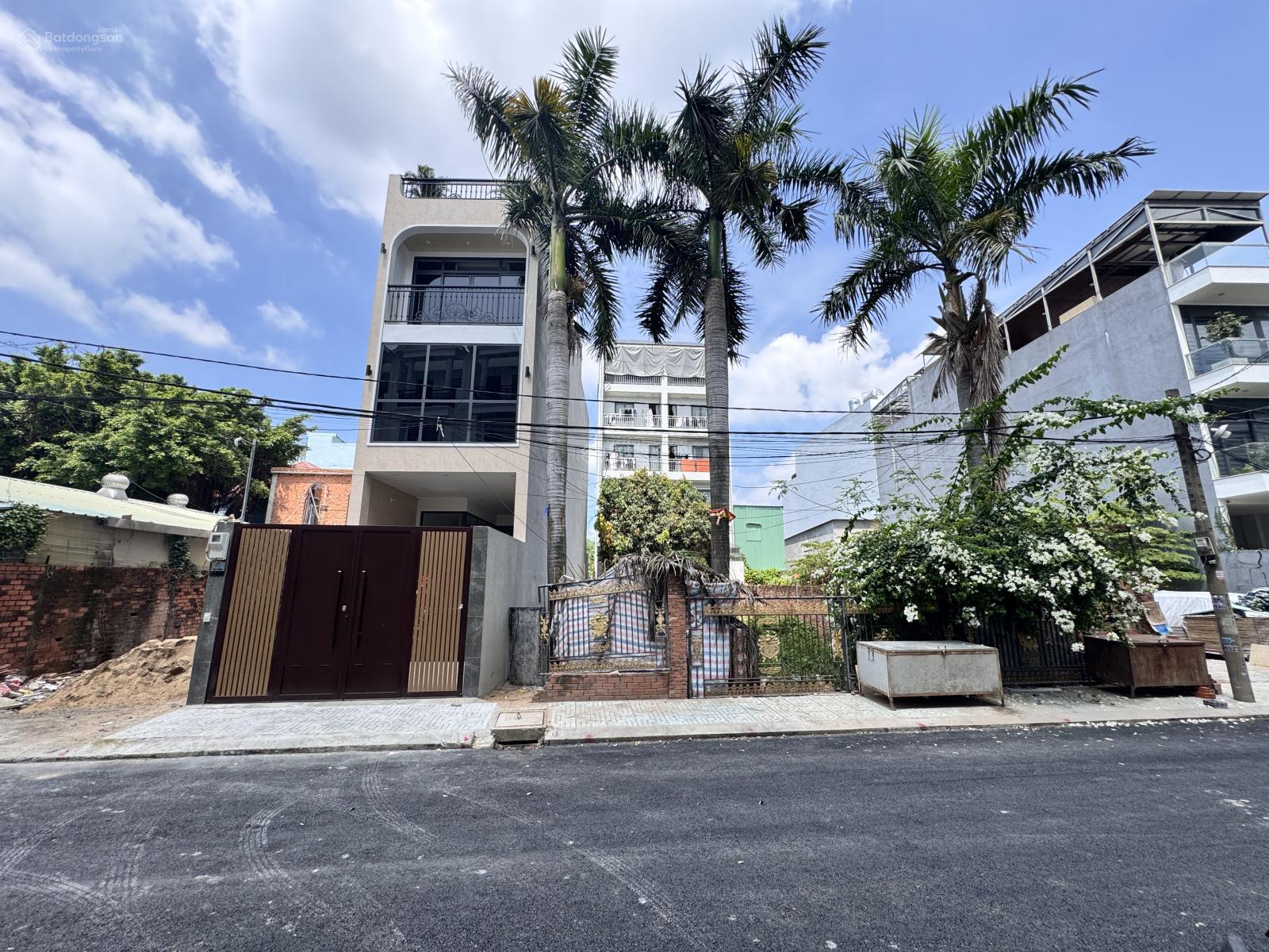 Nhà xây mới 1 trệt 1 lửng 2 lầu đường 9m có vỉa hè gần Vạn Phúc City, Quốc Lộ 13 Sổ hoàn công