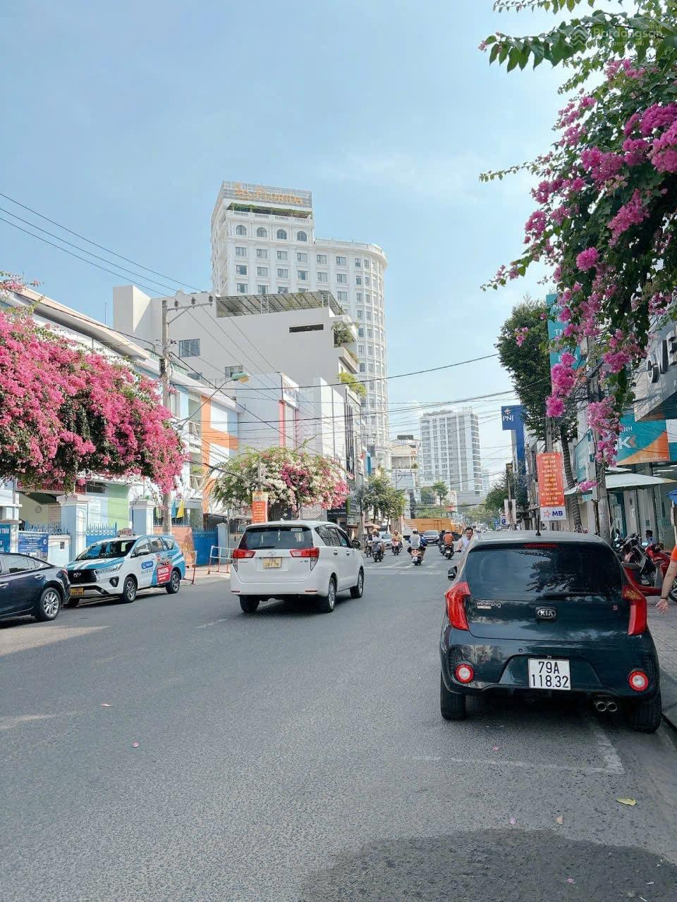 Nhà góc 2 mặt tiền Lý Thánh Tôn, đối diện trường tiểu học Phương Sài. Giá: 28 tỷ