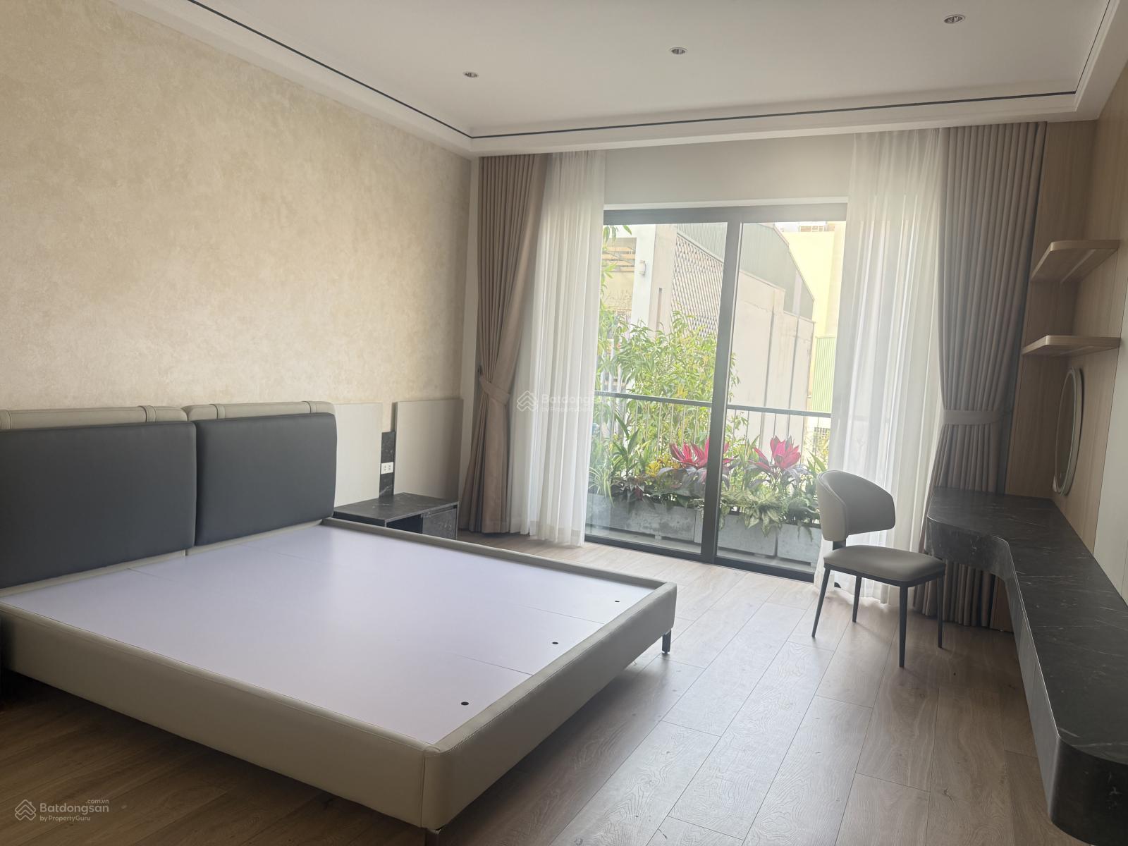 Nhà đẹp ở ngay tại khu đấy giá Tư Đình, đón đầu cầu Trần Hưng Đạo, DT 72, 8 Tầng, Vỉa hè, full đồ.