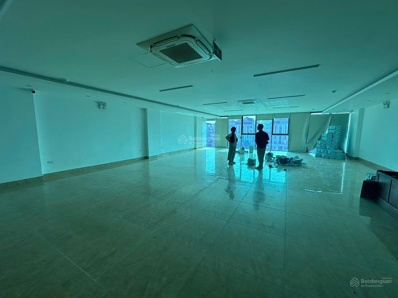 Cho thuê văn phòng Vạn Phúc - ngay ngã tư Vạn Phúc, sàn 150m2/tầng, thông sàn, view thoáng