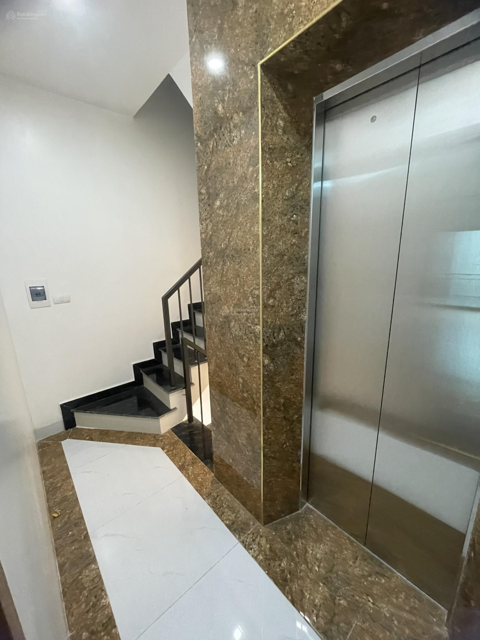 Bán nhà mặt phố Quán Thánh 80m2, 6 tầng có thang máy