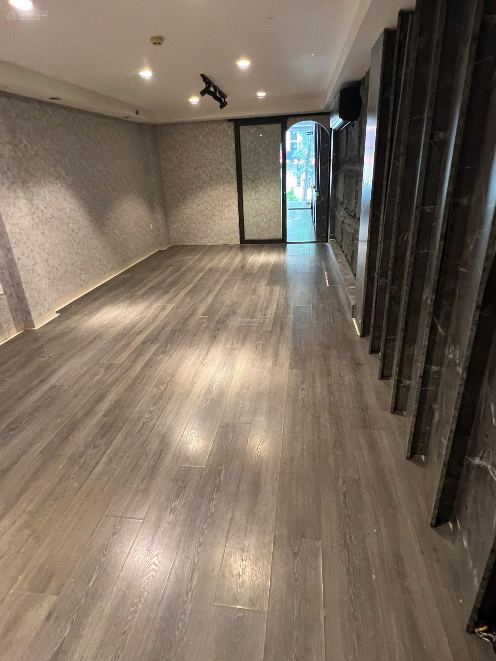 Cho thuê nhà mặt phố Huế: DT 80m2 x 3 tầng, MT 4m, nhà mới, giá 50 tr/th