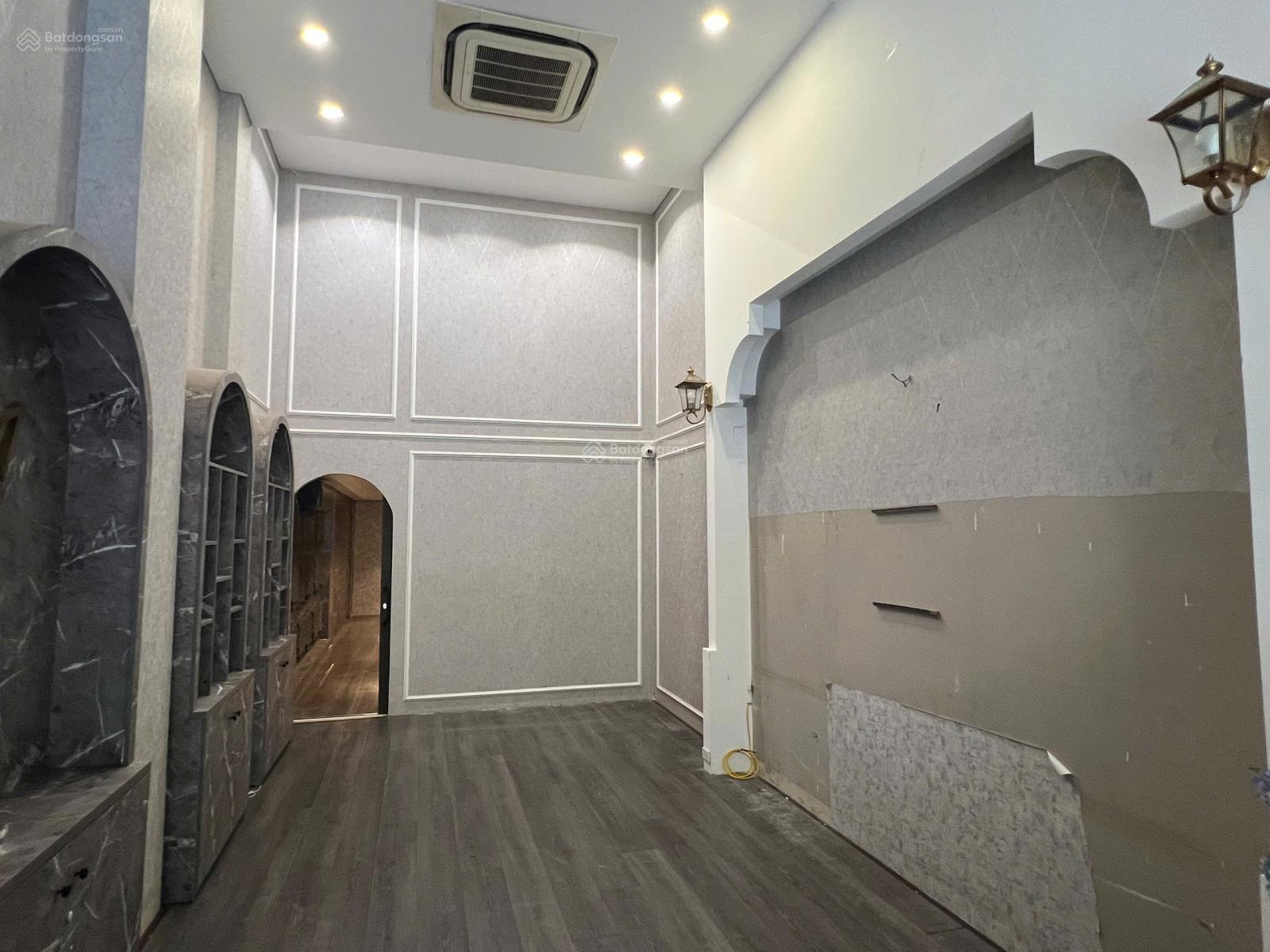 Cho thuê nhà mặt phố Huế: DT 80m2 x 3 tầng, MT 4m, nhà mới, giá 50 tr/th