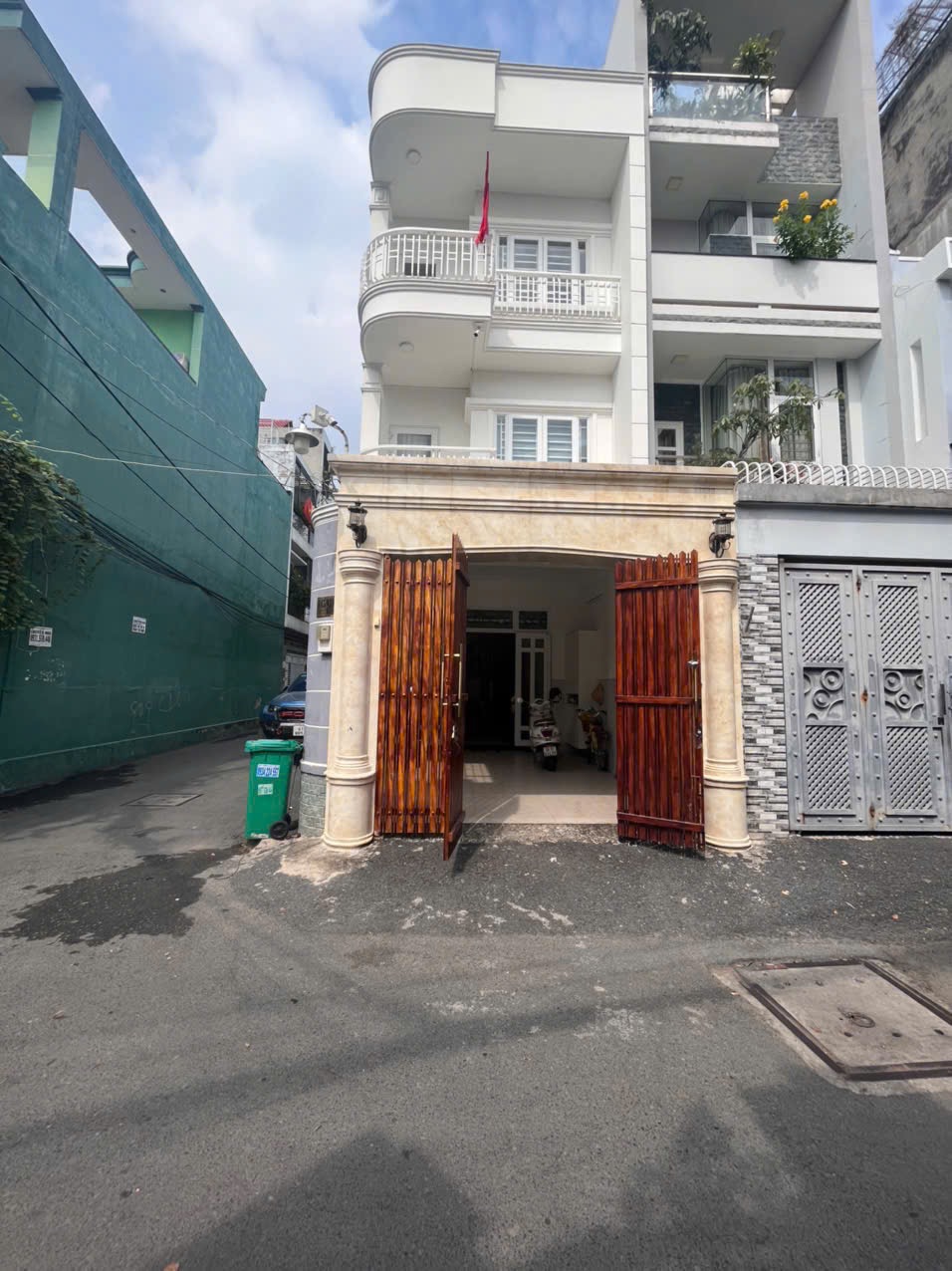 Gấp bán trong tháng, hạ giá 500 triệu. Bán căn nhà góc 2 mặt tiền HXH Đỗ Xuân Hợp, ngay khu sầm uất