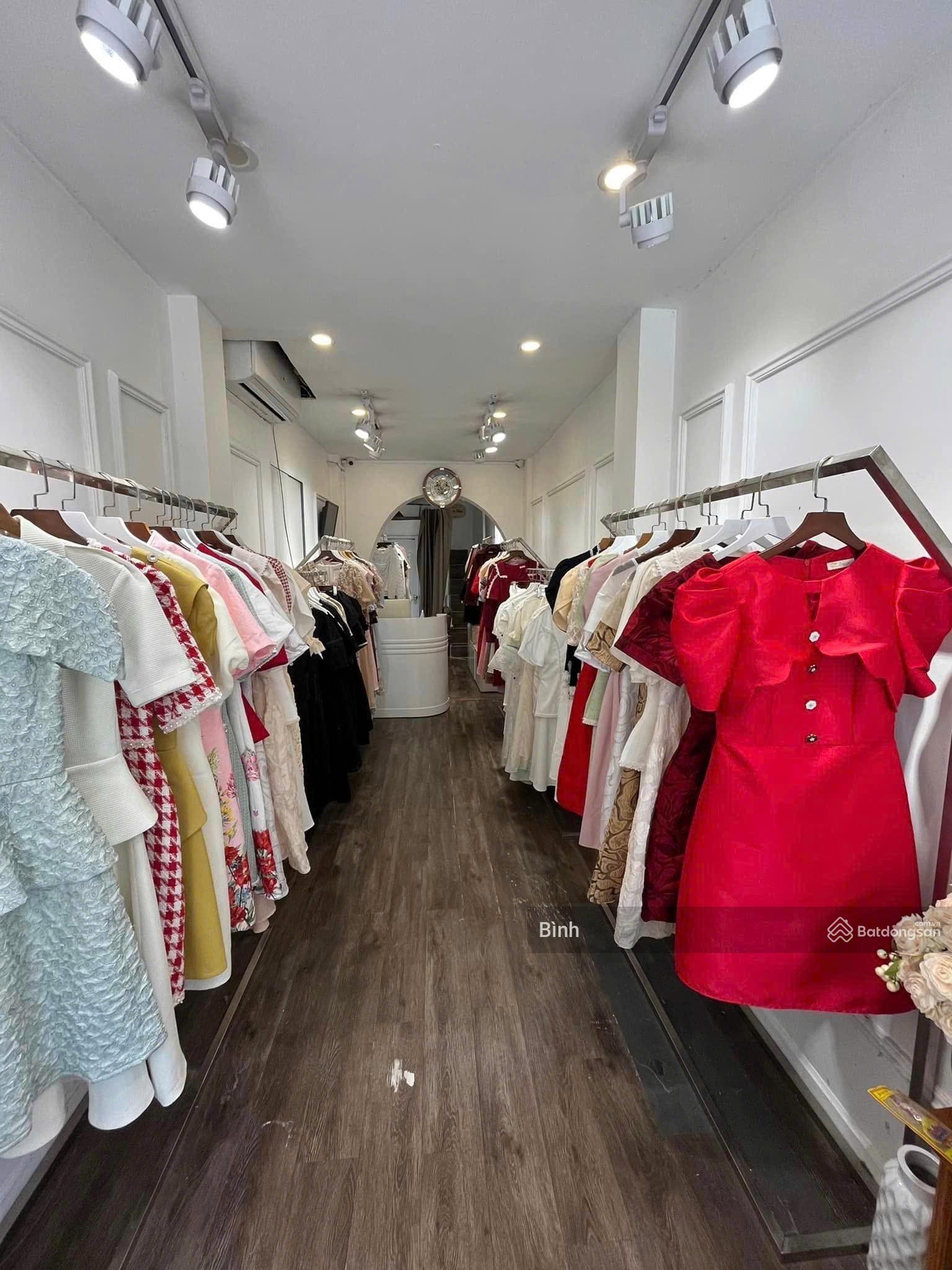 Cho thuê nhà MP Cầu Giấy, 45m2x3 tầng, MT 4m, giá thuê: 45tr, thông sàn, nhà mới, thuê riêng biệt