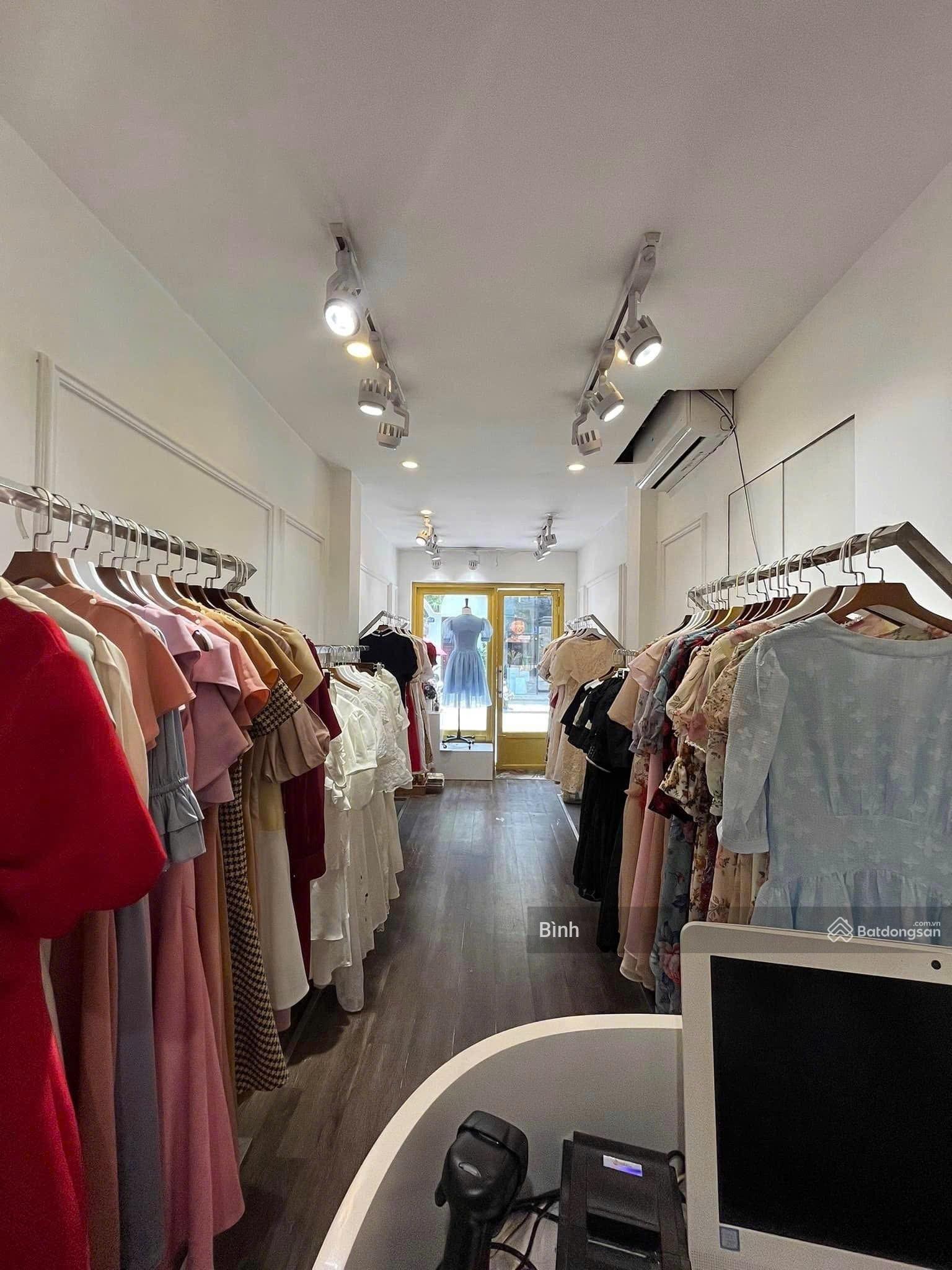 Cho thuê nhà MP Cầu Giấy, 45m2x3 tầng, MT 4m, giá thuê: 45tr, thông sàn, nhà mới, thuê riêng biệt