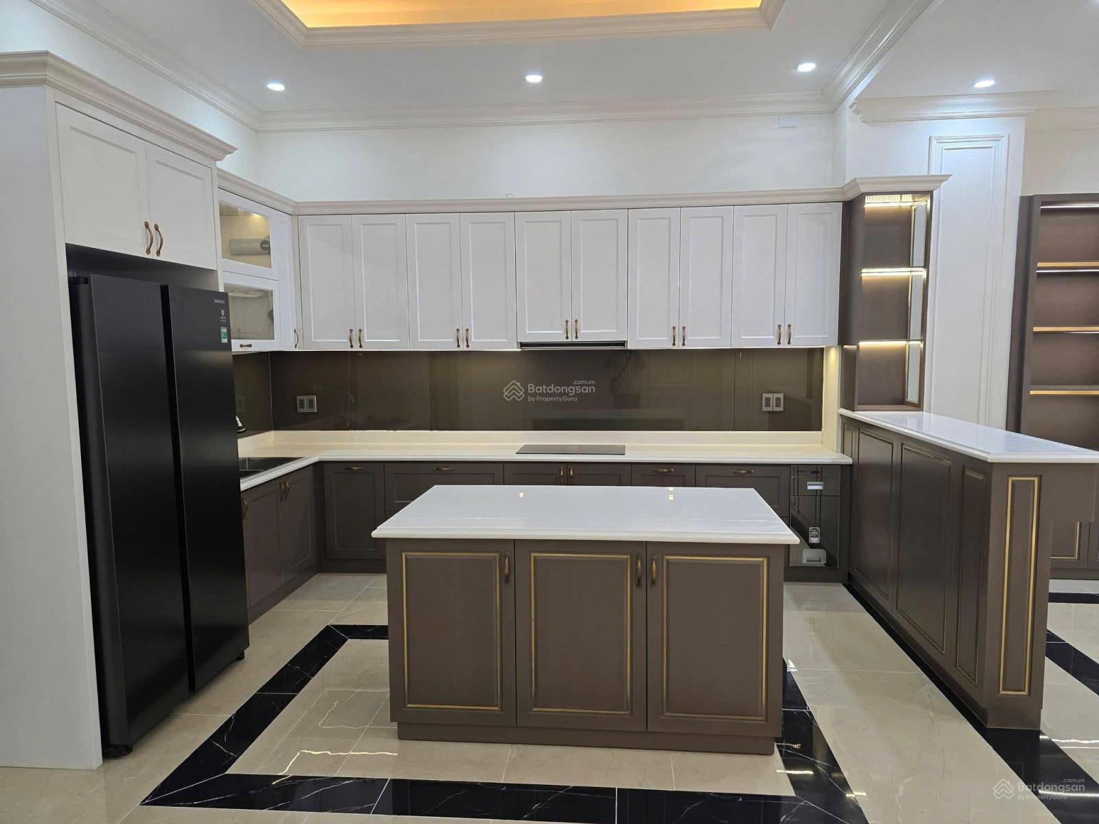 Cho thuê căn biệt thự Tân Cổ Điển 4 phòng ngủ nội thất đẹp mới 100% ngay KDC Phú Hoà