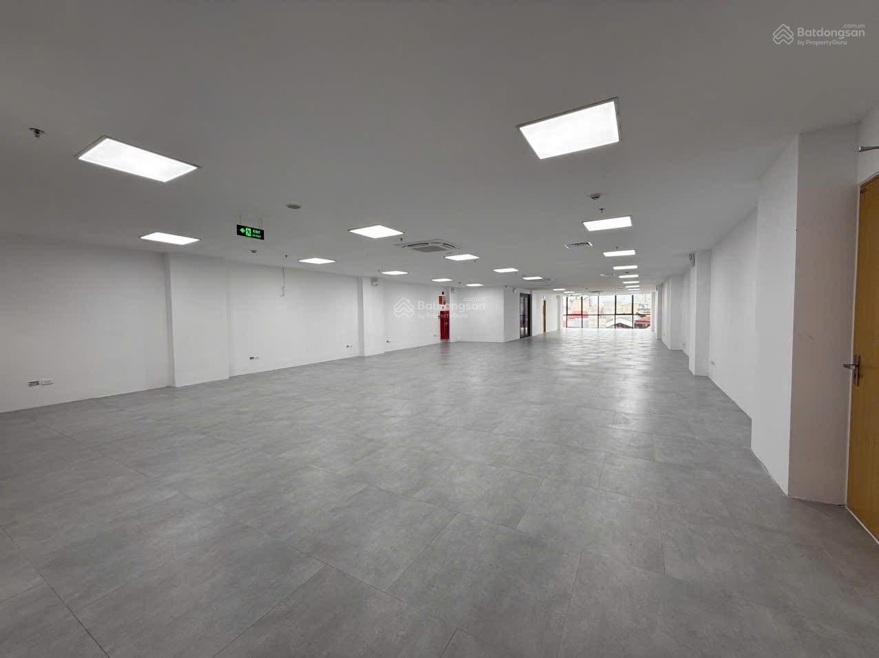 Cho thuê nhà Tại Phố Huế, mặt tiền rộng 10m, diện tích sử dụng 860m, nhà đẹp,thang máy pccc