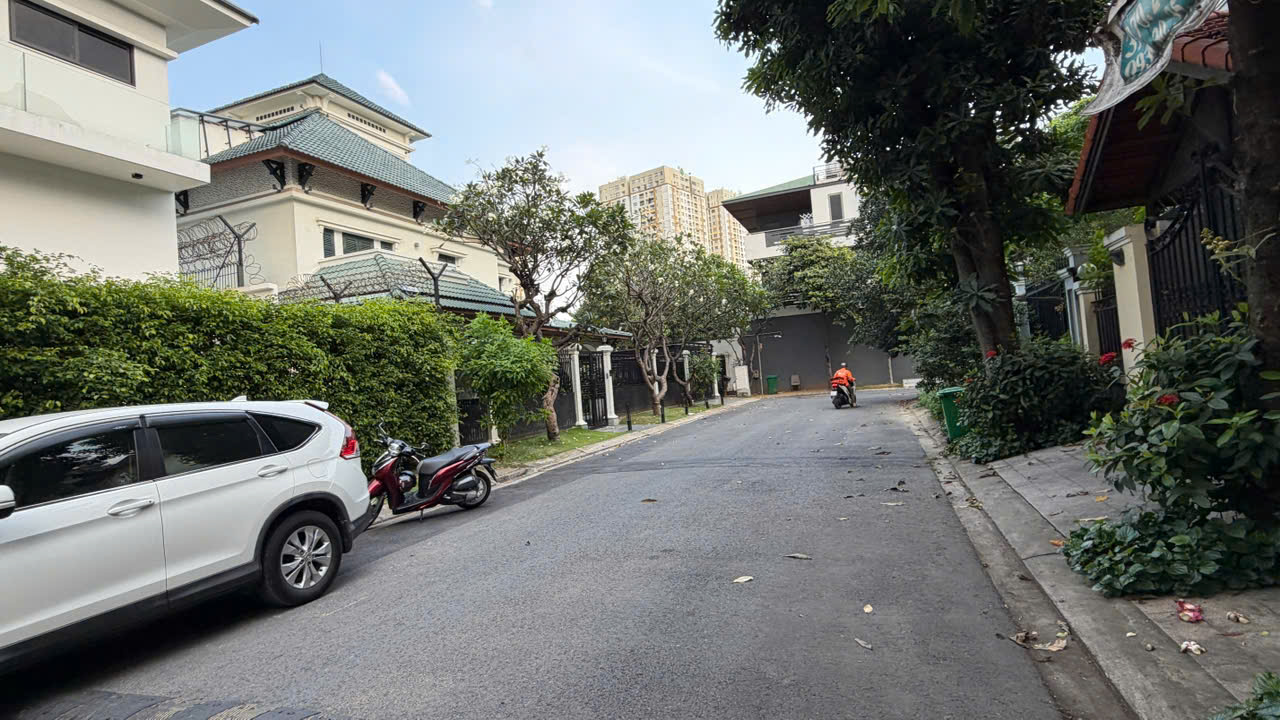 Cho thuê Villa compound 153 Nguyễn Văn Hưởng, 20x25, 3 tầng, 5pn có hồ bơi, 180 triệu/tháng Cho thuê Villa compound 153 Nguyễn Văn Hưởng, 20x25, 3 tầng, 5pn có hồ bơi, 180 triệu/tháng