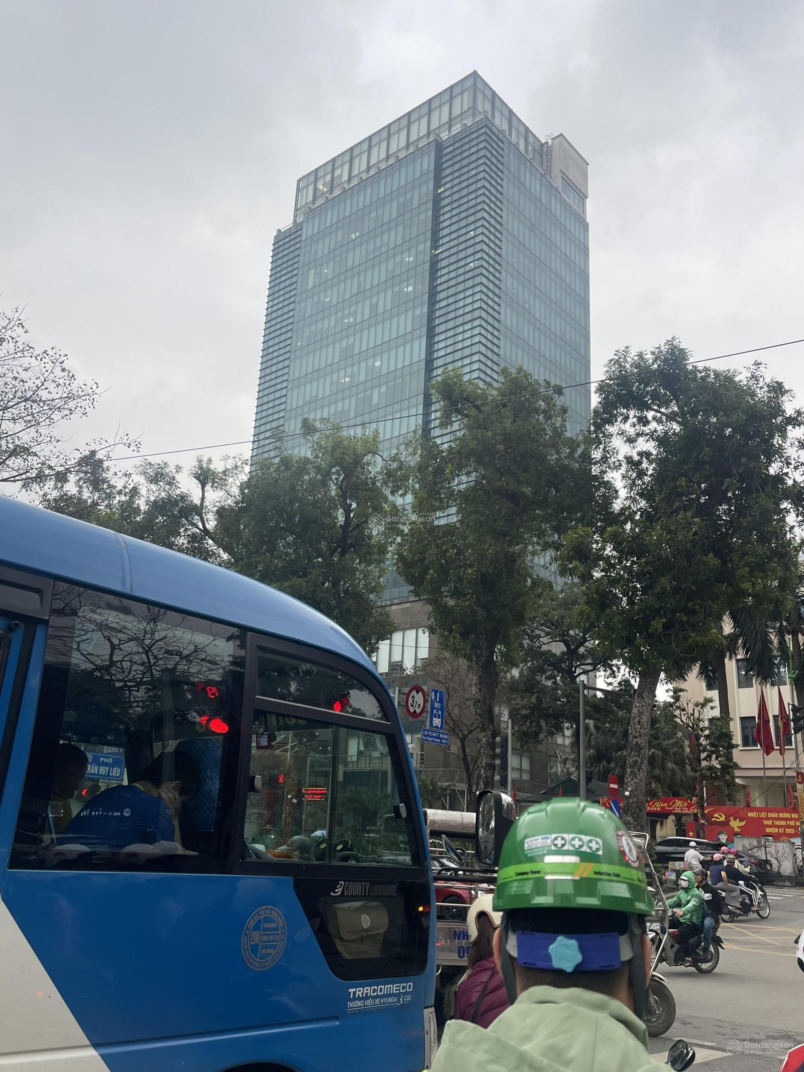 Bán gấp căn Góc mặt phố Cầu Giấy 298m 22mt 10 tầng nổi dòng tiền 800tr/th 2 mặt tiền đường cầu giấy