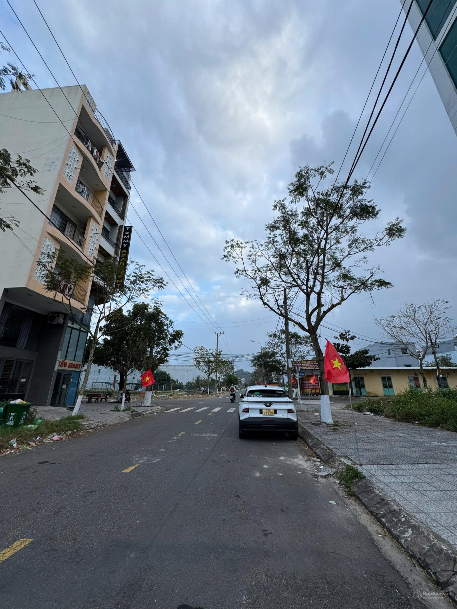 Bán lô đất đẹp 101m2 đường Nguyễn Cơ Thạch đối diện công viên - gân ngã tư Minh Mạng khu Sơn Thủy