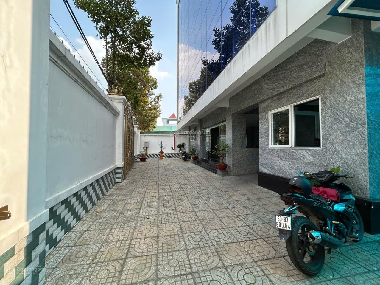 Bán tòa nhà văn phòng công ty mặt tiền Hồ Văn Cống phường Tương Bình Hiệp lô góc vị trí đẹp