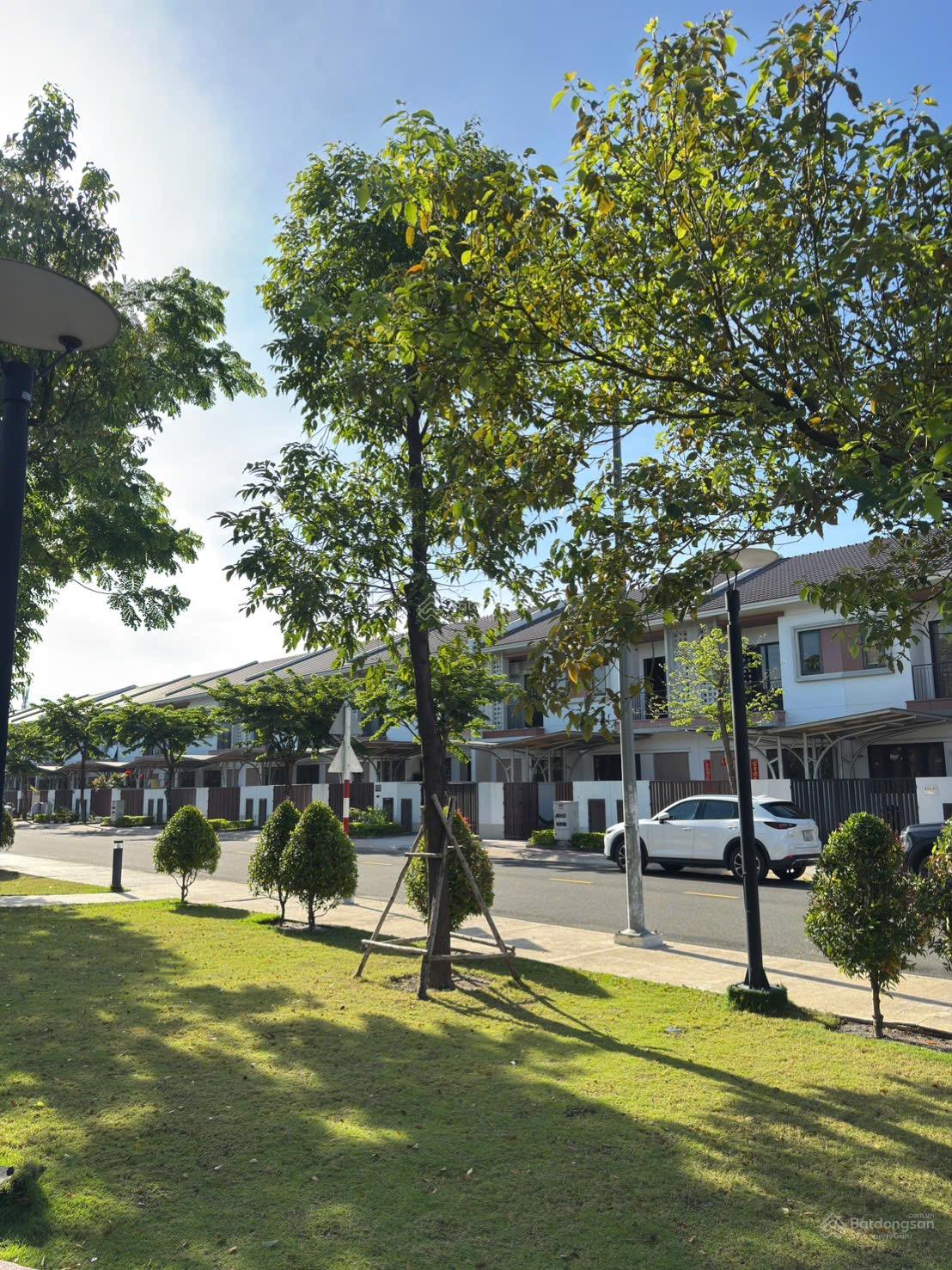 Bán nhà phố 1 trệt 1 lầu view công viên, xách valy vào ở ngay giá bán 3tỷ350