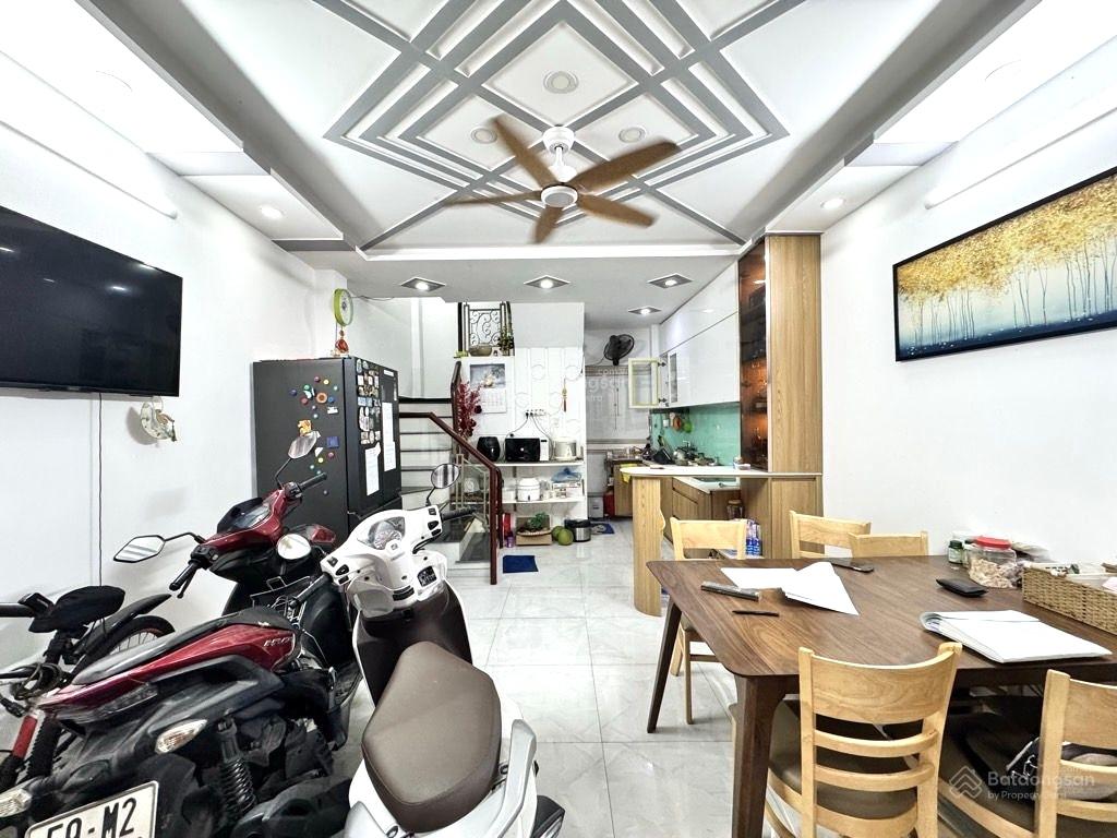 Nhà chính chủ - sát mặt tiền Huỳnh Văn Bánh, Phú Nhuận - 5 tầng 4 phòng ngủ lớn