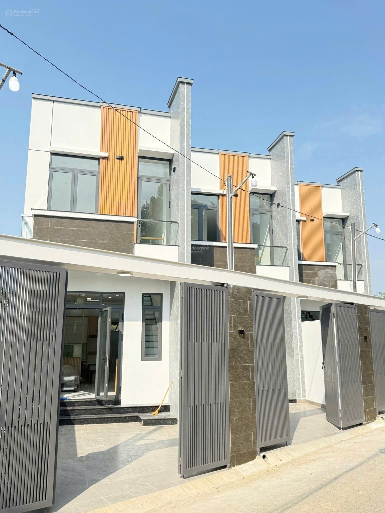 Nhà đẹp mới 100% - cách DX 82 chỉ 50m, cách bệnh viện 1.500 giường chỉ 500m. DT: 5*18m - 3P ngủ