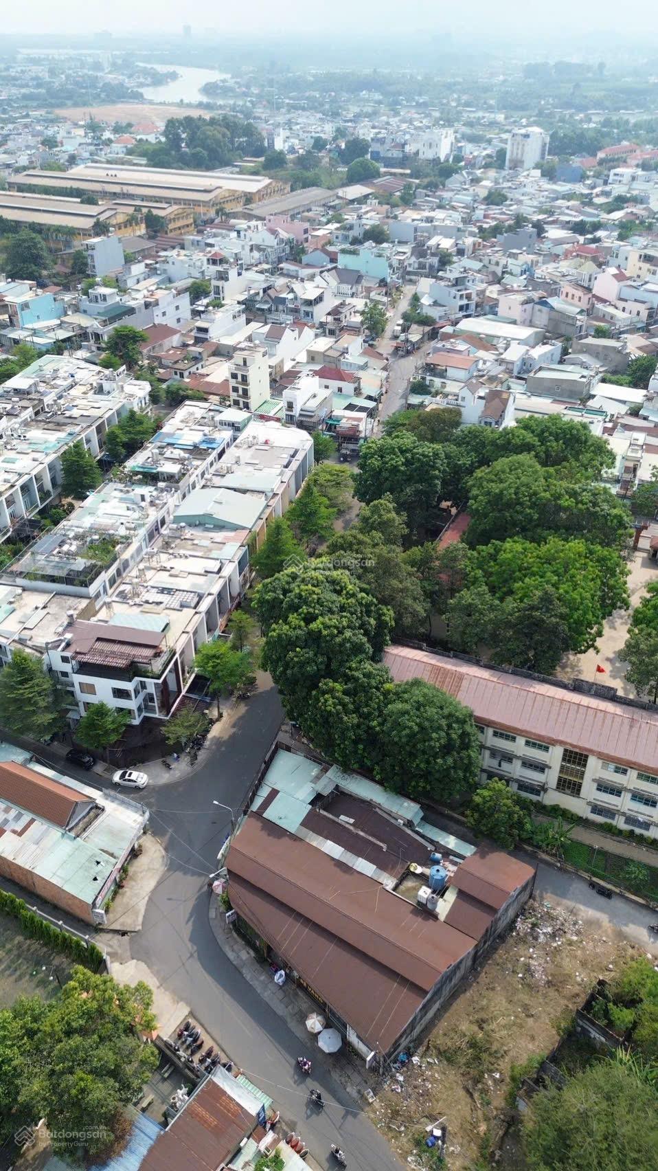 Bán đất 2 mặt tiền đường Nguyễn Bảo Đức. Diện tích: 9,5m x 29m, thế đất đẹp, 2 mặt tiền đường