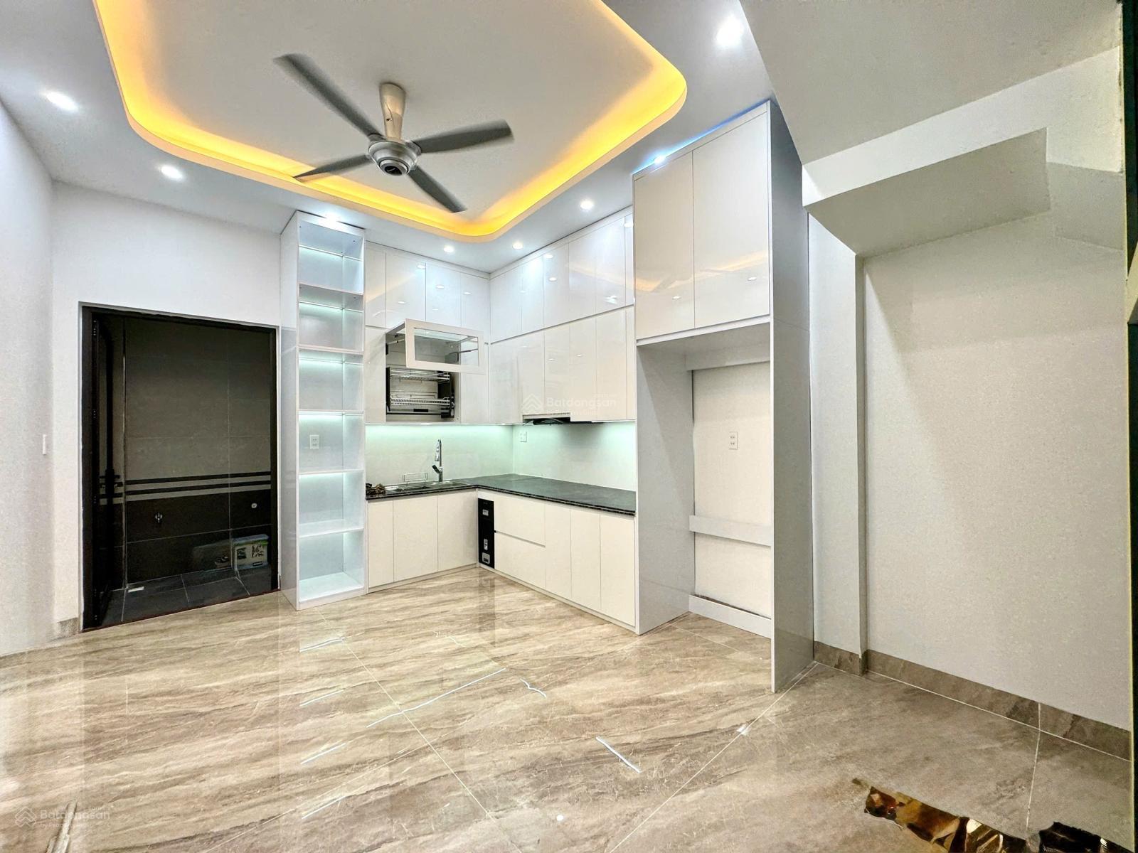 Mặt đường 5 tầng tuyến 2 Lạch Tray - Kinh doanh buôn bán sầm uất, vị trí đẹp