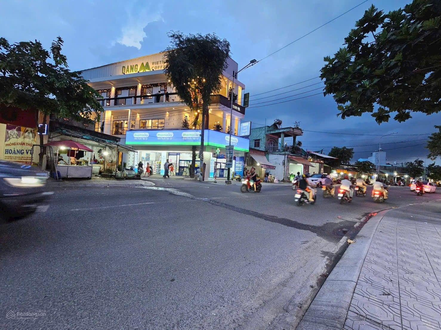 MT vip kinh doanh. Xây building đẹp 6 lầu. Làm trưng bày showroom, VP, TT ngoại ngữ..., trường