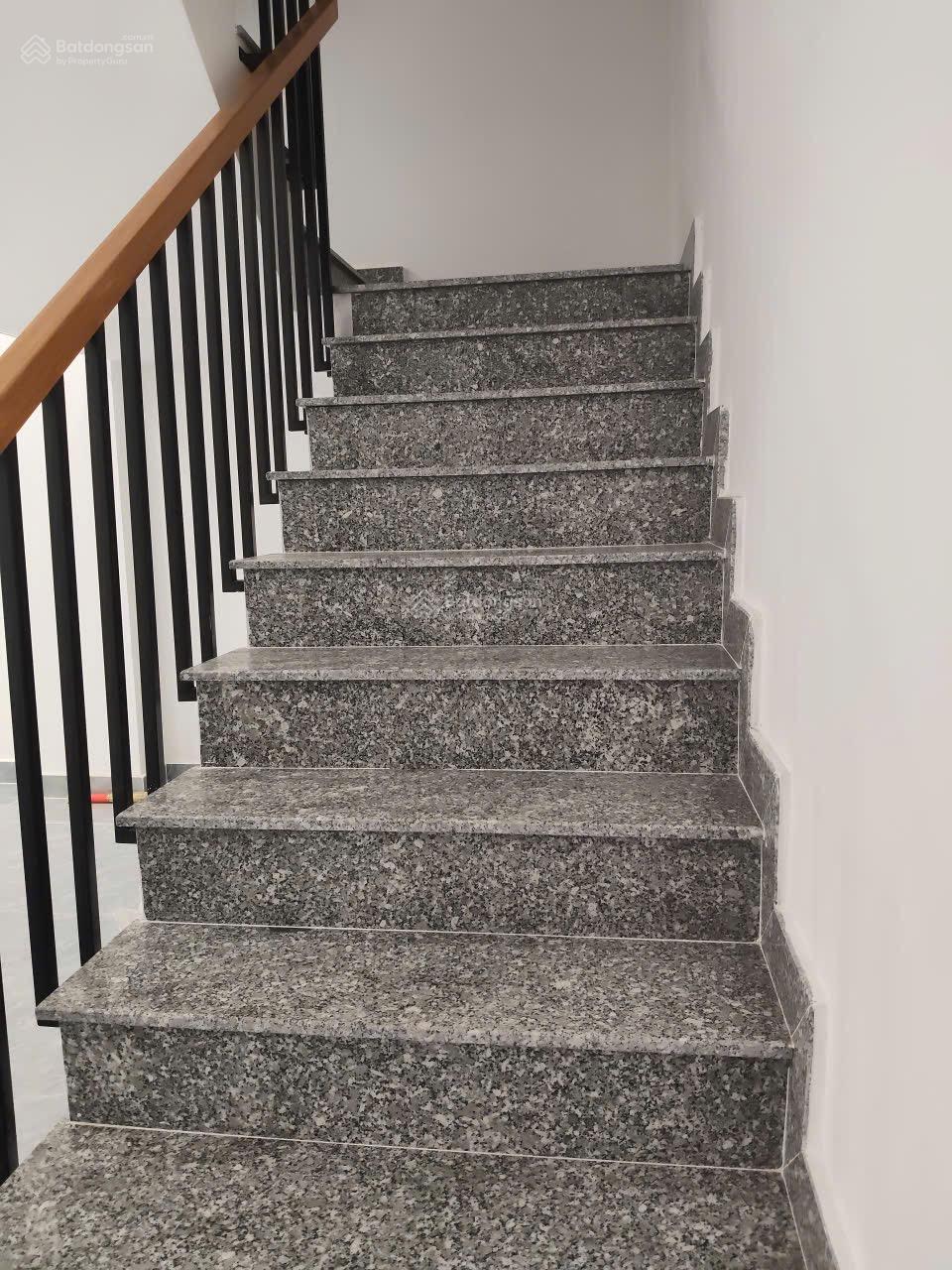 Cho thuê nhà 1 trệt, 3 lầu mặt tiền đường Nam Kì Khởi Nghĩa, P Bình Dương