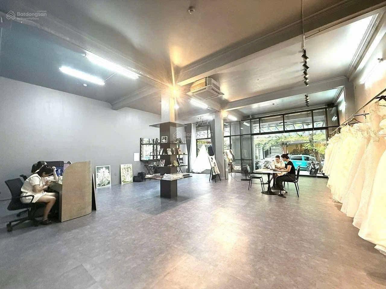 Cho thuê nhà 3 tầng Nguyễn Sơn Trà, sát ngay đường 2/9 - bề ngang 10m, 3 tầng trống suốt