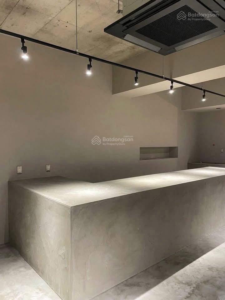 Cho thuê nhà 3 tầng Nguyễn Sơn Trà, sát ngay đường 2/9 - bề ngang 10m, 3 tầng trống suốt