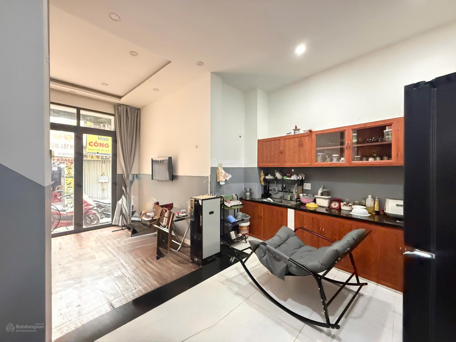 Nhà nguyên căn mặt tiền Trần Văn Đang 5x8m2 trệt 2 lầu ST 40m2 có nội thất mới đẹp KD tự do Q3