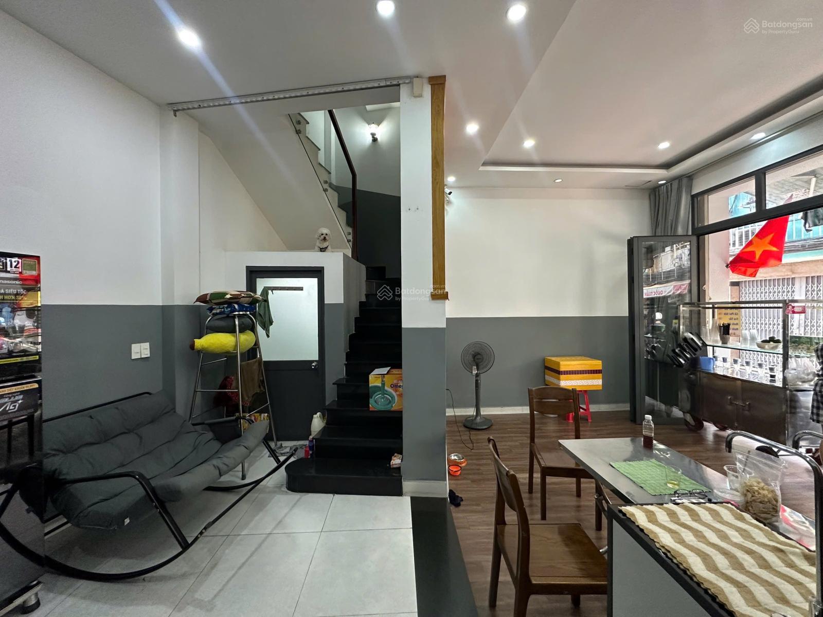 Nhà nguyên căn mặt tiền Trần Văn Đang 5x8m2 trệt 2 lầu ST 40m2 có nội thất mới đẹp KD tự do Q3