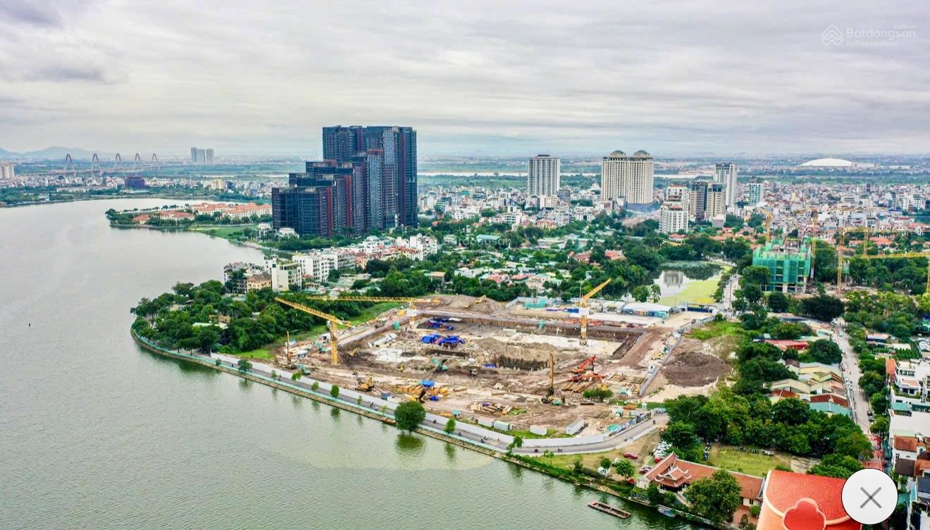 View hồ Tây trực diện dân xây - vỉa hè container tránh đón sóng opera Quảng An