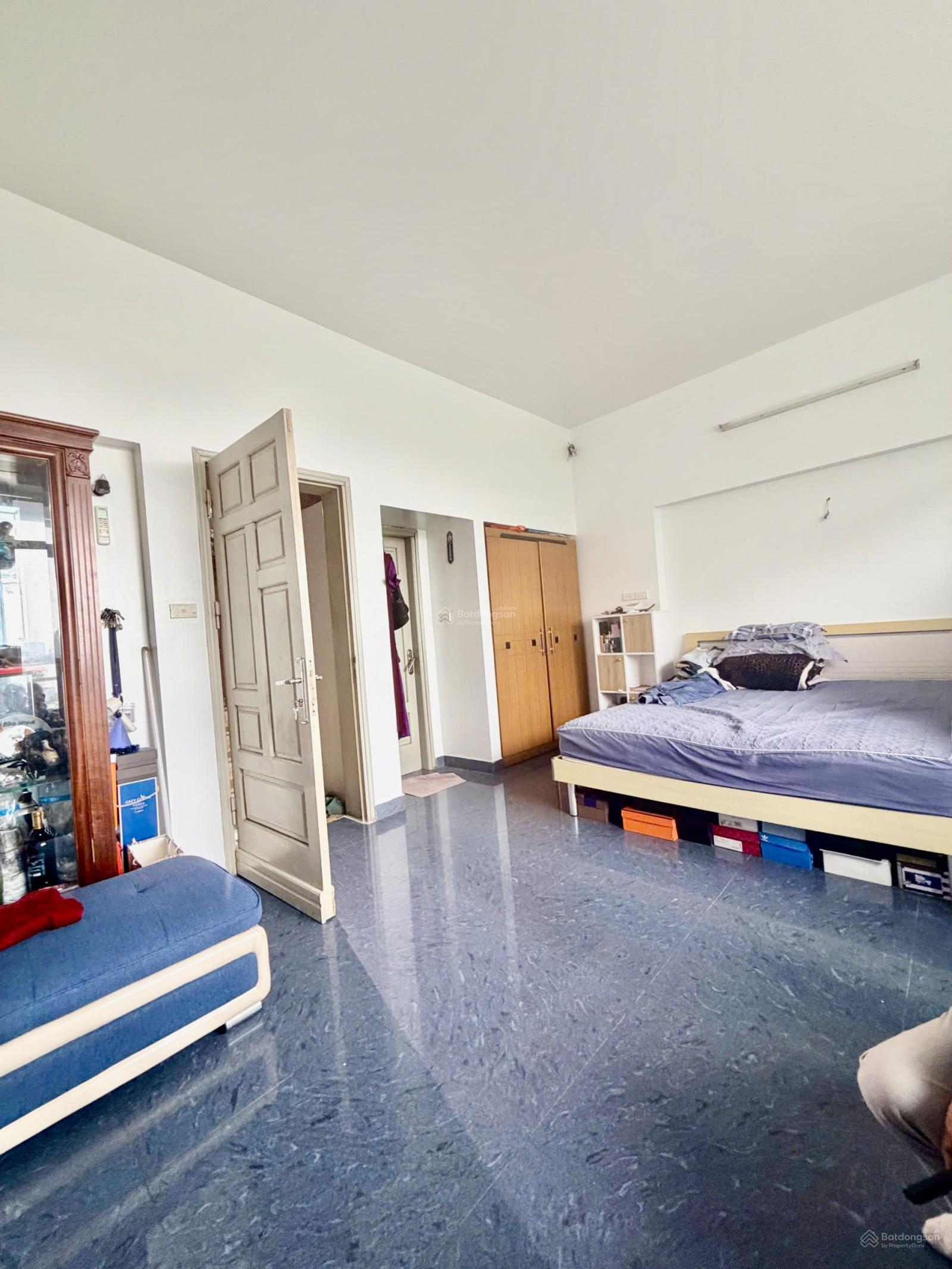 View hồ Tây trực diện dân xây - vỉa hè container tránh đón sóng opera Quảng An