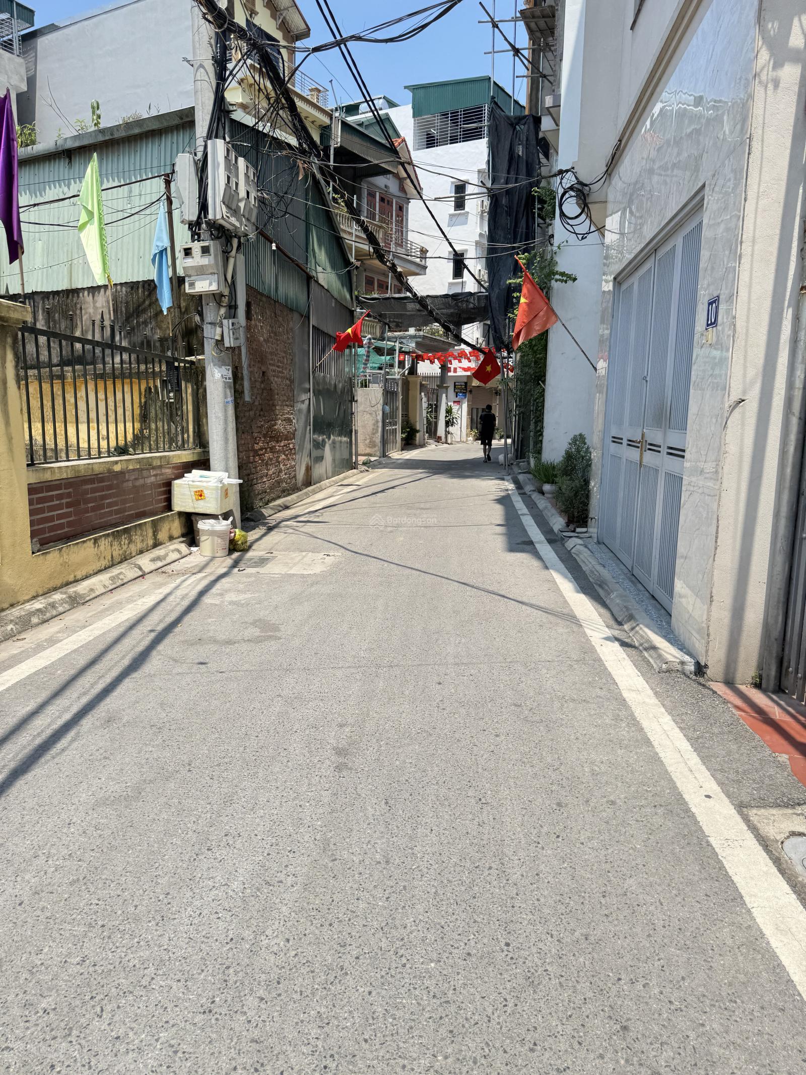 Chính chủ cần bán gấp mảnh đất đường Đức Giang. 60m2. Ô tô đỗ ngay cửa 20m ra phố giá chỉ hơn 6 tỷ