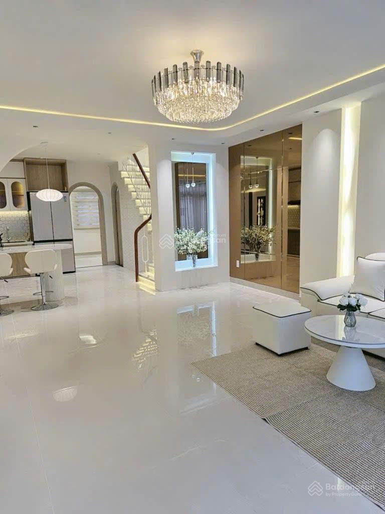 Nhà mới - lô góc 2 mặt HXH - Lạc Long Quân 63m2 - ngang 4.9m giá chưa 7 tỷ