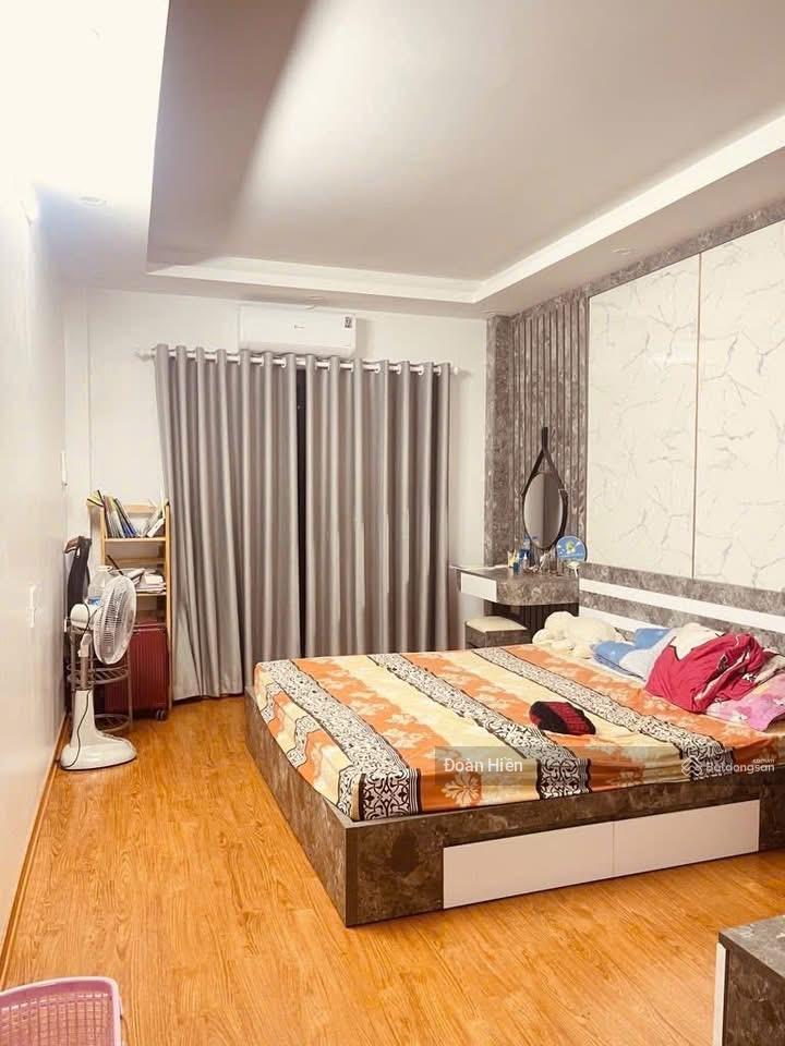 Chủ nhiệt bán! Nhà phố Cầu Giấy, 80m ra ô tô, ngõ thông, nhà mới, thoáng sáng, ở ngay, 43m*5t