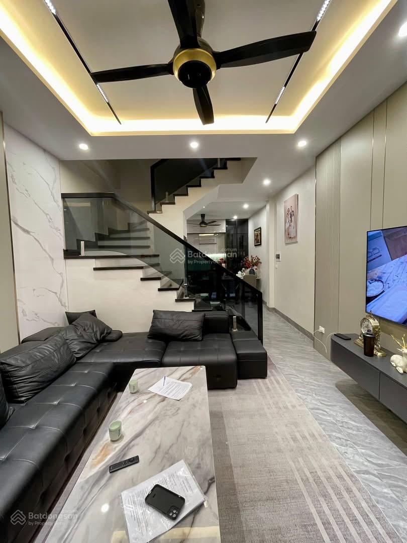 Quá rẻ! Phố Pháo Đài Láng,ngõ thông ba gác tránh xe máy,sát phố, oto đỗ gần, nhà dân xây đẹp 42m 5T