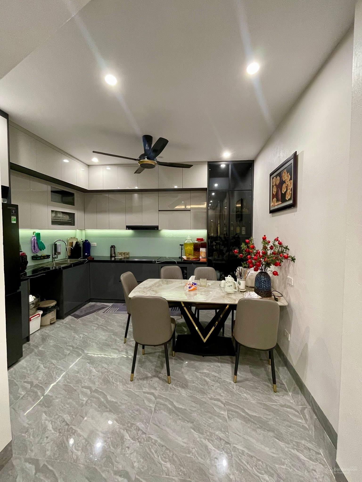 Quá rẻ! Phố Pháo Đài Láng,ngõ thông ba gác tránh xe máy,sát phố, oto đỗ gần, nhà dân xây đẹp 42m 5T