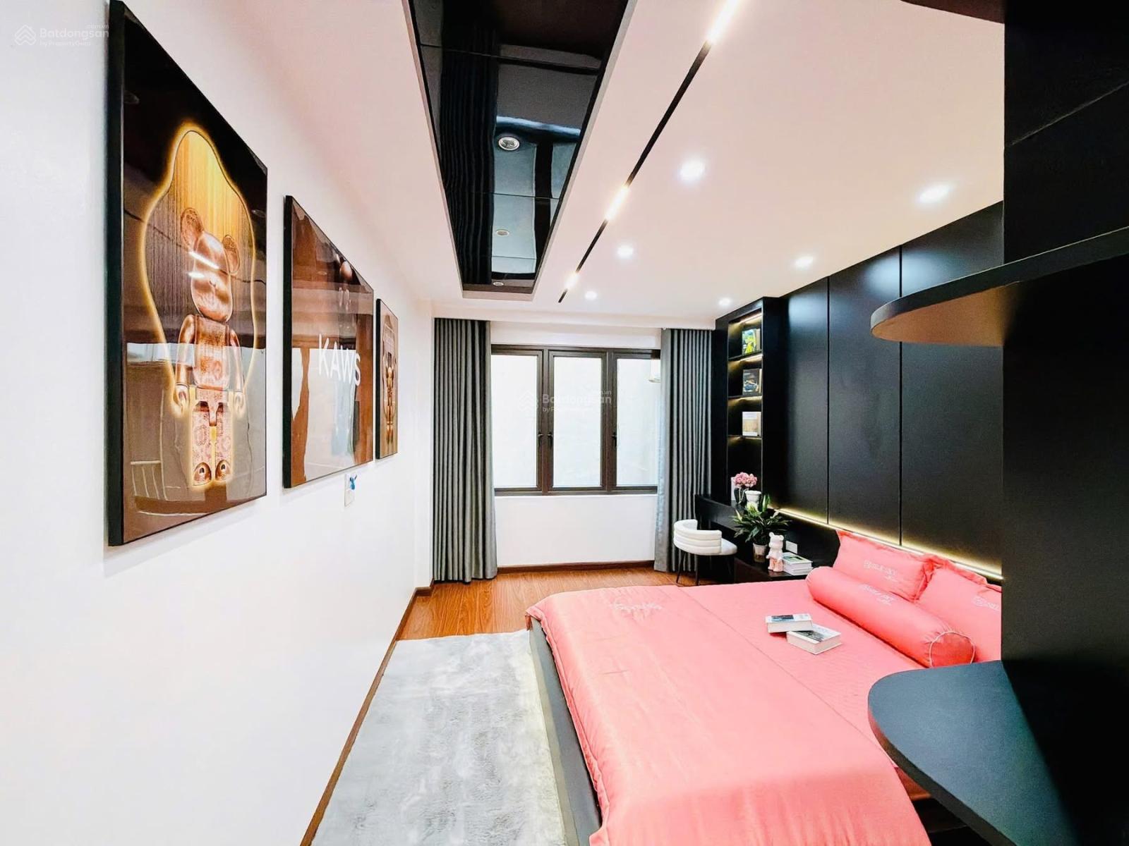 Cực hiếm! Đặng Văn Ngữ ,thang máy, vài bước chân ra hồ điều hoà,15m ra phố ,oto tránh, ở vip 45m 6T