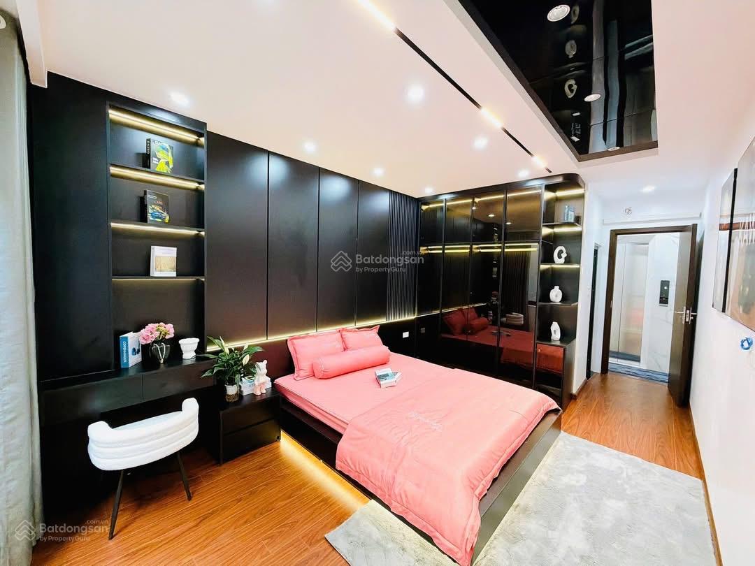 Cực hiếm! Đặng Văn Ngữ ,thang máy, vài bước chân ra hồ điều hoà,15m ra phố ,oto tránh, ở vip 45m 6T