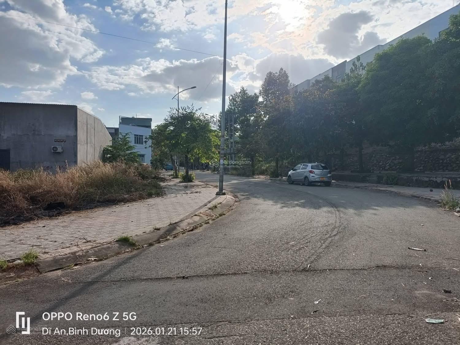 Cần bán lô góc 2 mặt tiền KDC Hố Lang Phường Tân Bình TP Dĩ An